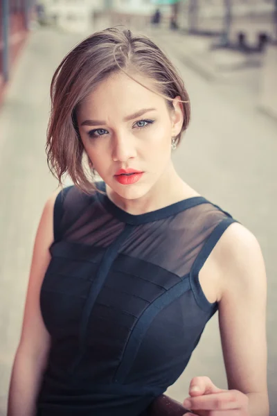 Modelo Vogue en el retrato al aire libre vestido negro — Foto de Stock