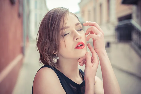 Vogue model in de outdoor portret van zwarte jurk — Stockfoto