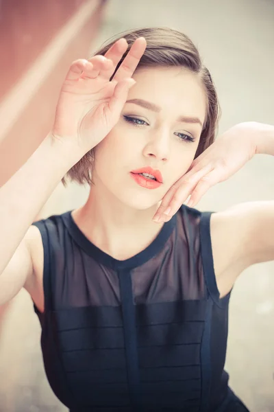 Modelo Vogue en el retrato al aire libre vestido negro — Foto de Stock