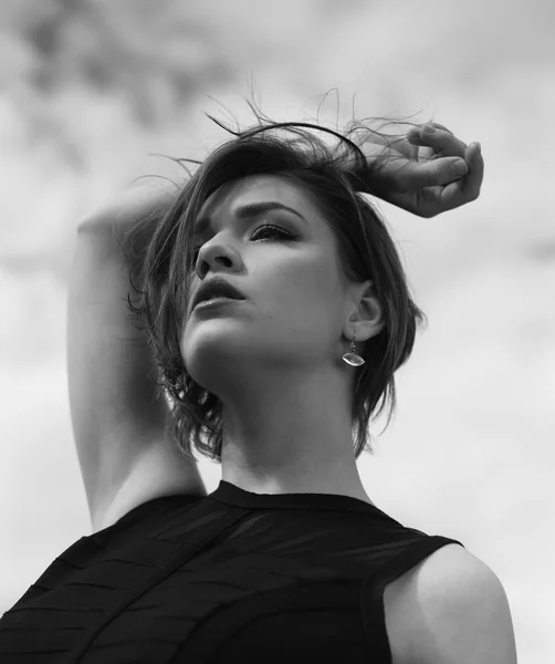 Modelką Vogue w plenerowej czarna sukienka — Zdjęcie stockowe