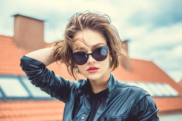 Deri ceket ve güneş gözlüğü açık portre şık kız — Stok fotoğraf