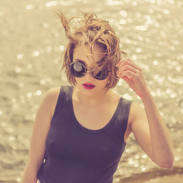 Gyönyörű érzéki lány a napszemüveg közelében víz portré — Stock Fotó