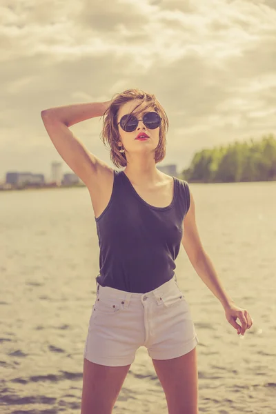 Hermosa chica sensual en las gafas de sol cerca de retrato de agua —  Fotos de Stock