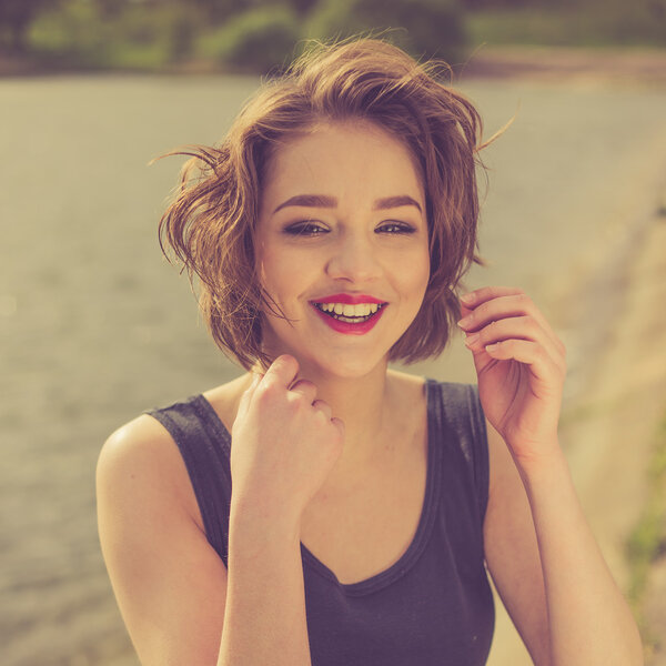 Чувственная девушка возле водного портрета
