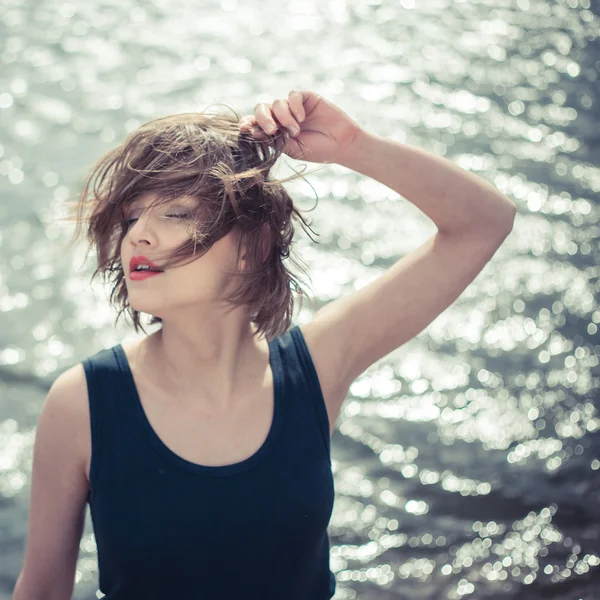 Menina sensual bonita perto de retrato de água — Fotografia de Stock