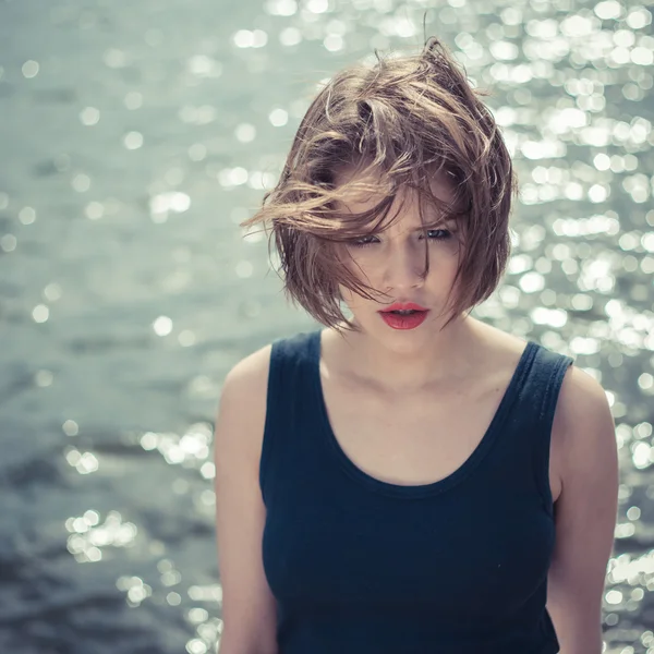 Mooie sensuele meisje in de buurt van water portret — Stockfoto