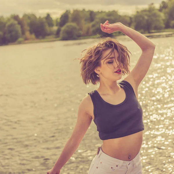 Hermosa chica sensual cerca de retrato de agua — Foto de Stock