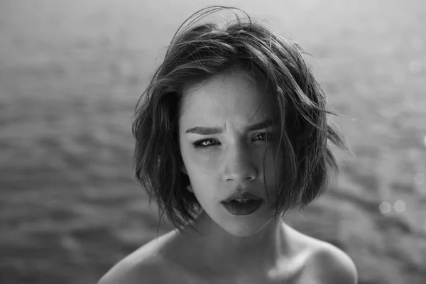 Piękna dziewczyna w parku czarno-biały portret — Zdjęcie stockowe