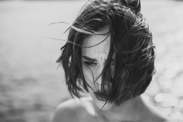 Hermosa chica en el parque retrato en blanco y negro — Foto de Stock