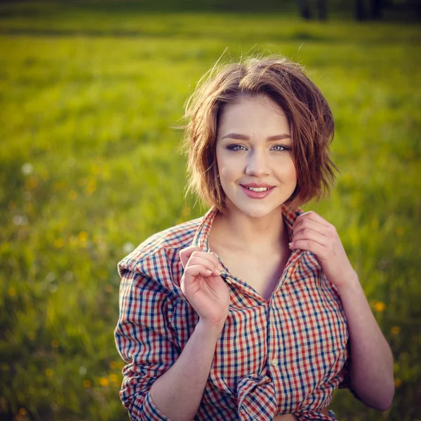 Elegante ragazza in camicia a quadri all'aperto — Foto Stock