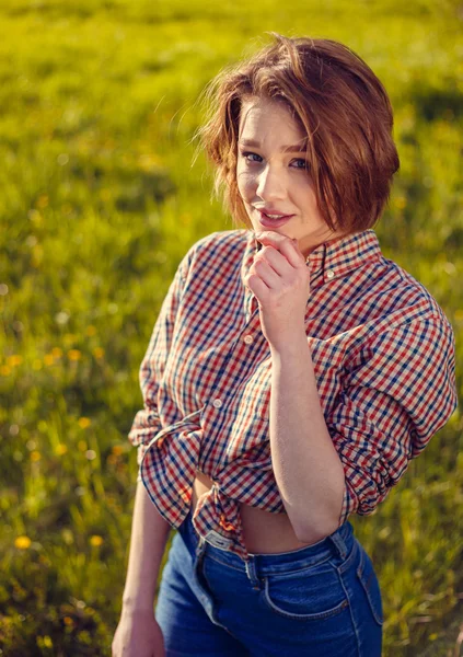 Stylowa dziewczyna w plaid shirt odkryty — Zdjęcie stockowe