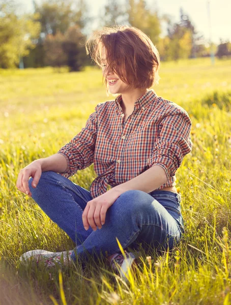 Stijlvolle meisje in de denim buiten — Stockfoto