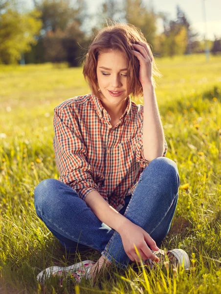 Стильна дівчина в джинсовому відкритому повітрі — стокове фото