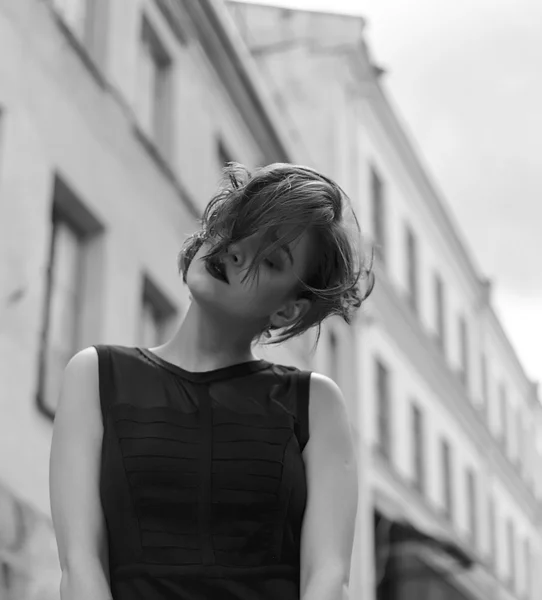 Модель Vogue в чорній сукні зовнішній портрет — стокове фото
