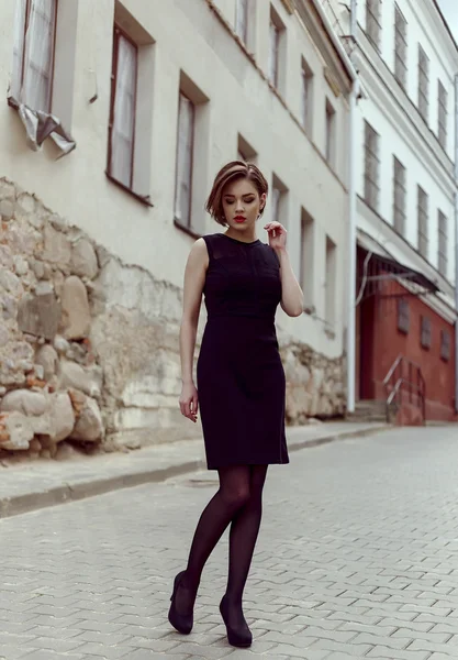 Modelo Vogue en el vestido negro al aire libre cerca del edificio — Foto de Stock