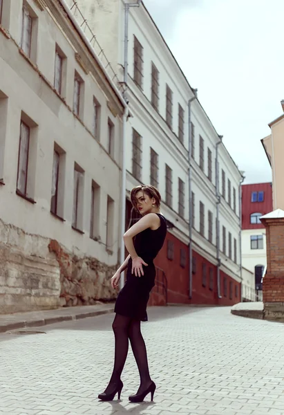 Modelo Vogue en el vestido negro al aire libre cerca del edificio — Foto de Stock