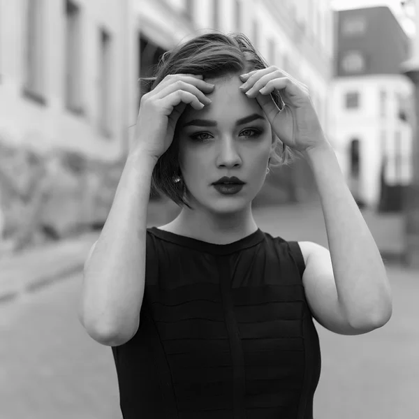 Vogue modeli siyah elbise açık portre — Stok fotoğraf