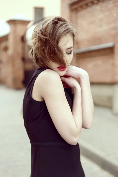 Vogue model in de outdoor portret van zwarte jurk — Stockfoto