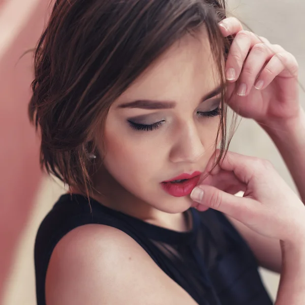 Modelo Vogue en el retrato al aire libre vestido negro — Foto de Stock