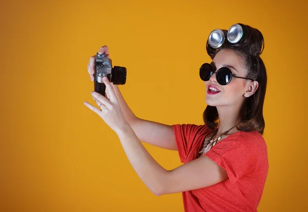 Joven atractiva mujer sorprendida de moda con cámara de la vieja escuela — Foto de Stock