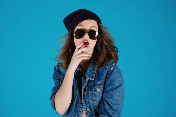 Стильна модна рок-дівчина в джинсовій шапці і сонцезахисних окулярах гола в студії — стокове фото