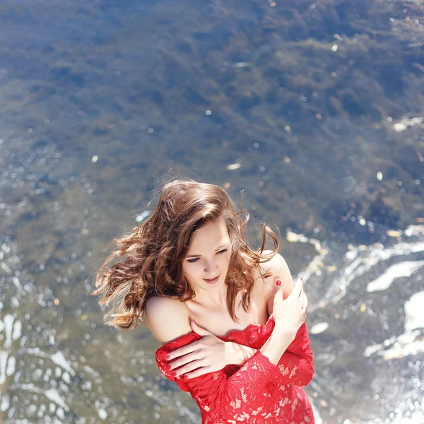 Vogue bela menina sensual no vestido vermelho perto da água — Fotografia de Stock