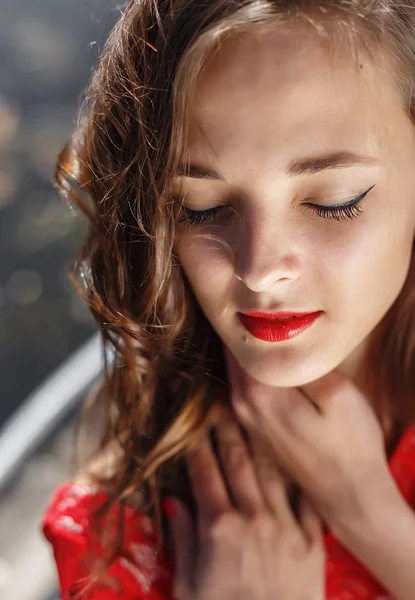 Vogue красива чуттєва дівчина в портреті червоної сукні — стокове фото