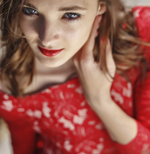 Vogue piękna, zmysłowa dziewczyna w czerwonej sukience portret — Zdjęcie stockowe