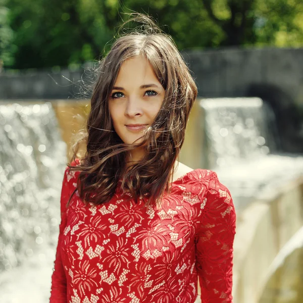 Vogue a piros ruhás vízesés közelében szép érzéki lány — Stock Fotó