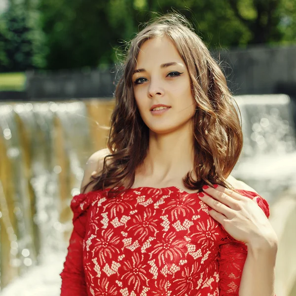 Vogue şelale yanında Kırmızı elbiseli güzel şehvetli kız — Stok fotoğraf
