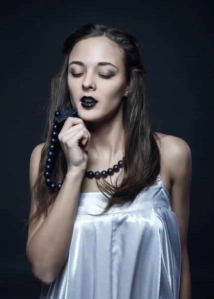 Młody atrakcyjny zakonnica ustami czarny — Zdjęcie stockowe