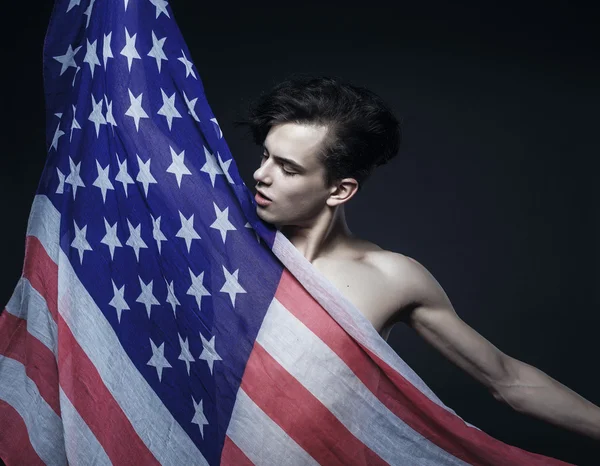 Nu bonito vogue homem com americano bandeira no o estúdio — Fotografia de Stock