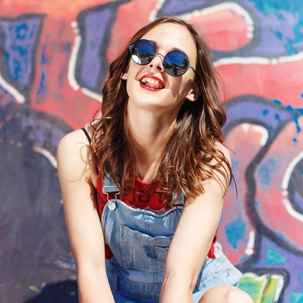 Hipster girl en jeans et lunettes de soleil portrait extérieur — Photo