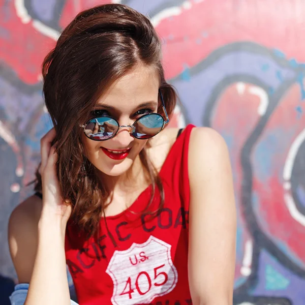 Hipster girl en jeans et lunettes de soleil portrait extérieur — Photo