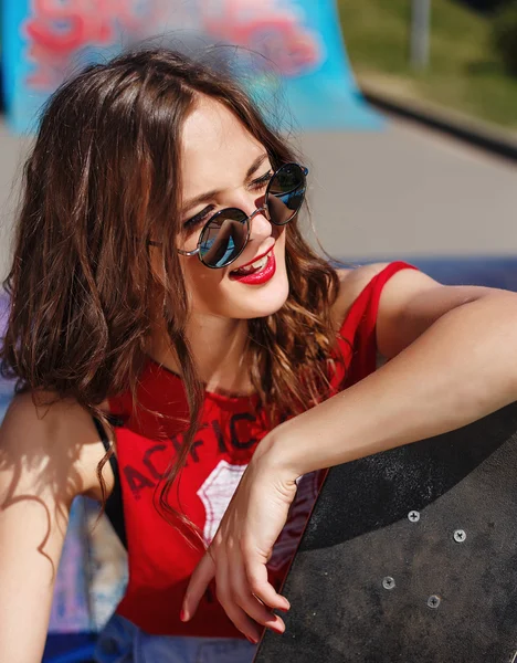 Hipster tjej i jeans och solglasögon utomhus porträtt — Stockfoto