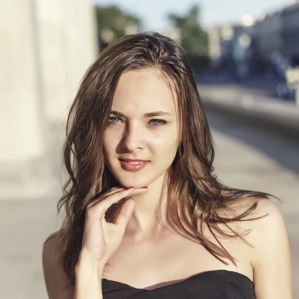 Chica sensual en el retrato de vestir al aire libre — Foto de Stock