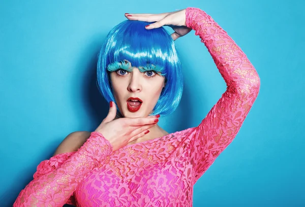 Seksowna tancerka dziewczyna niebieski perukę włosów w studio portret — Zdjęcie stockowe