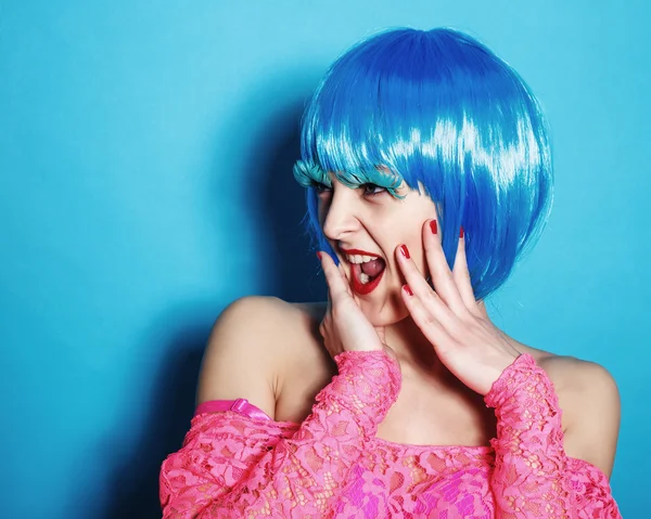 Sexy dançarina menina no o azul peruca cabelo no o estúdio retrato — Fotografia de Stock