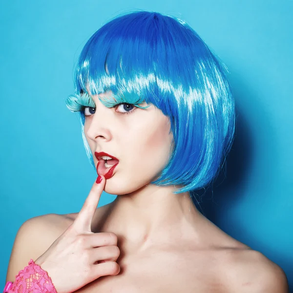 Сексуальна дівчина танцівниця в синьому волоссі на портреті студії — стокове фото