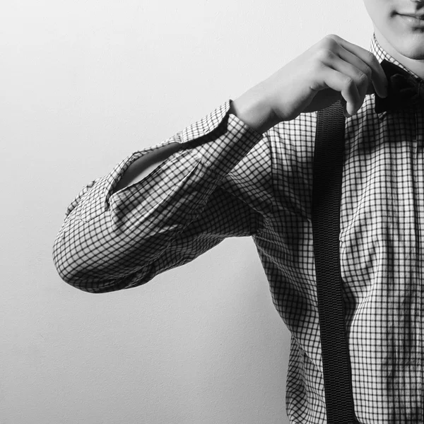 Concepto de belleza masculino. Retrato de un joven de moda posando sobre fondo blanco. Estilo Hipster. Copiado. Captura de estudio — Foto de Stock