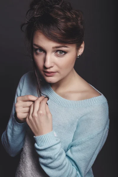 Chica hermosa de alta moda en el suéter en el estudio —  Fotos de Stock