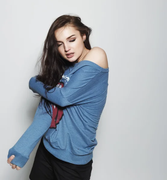 Chica hermosa de alta moda en el suéter en el estudio —  Fotos de Stock