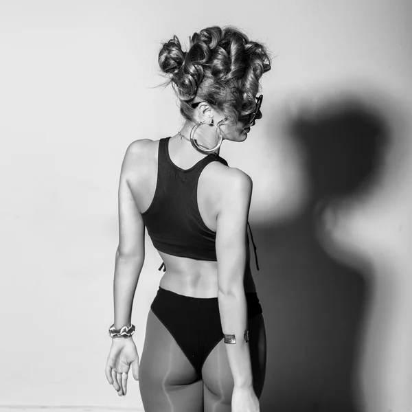 Glamour dziewczyna taniec w strzał studio czarno-białe — Zdjęcie stockowe