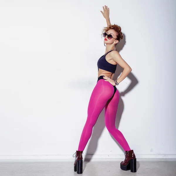 Гламур сексуальна дівчина танцює в студії — стокове фото