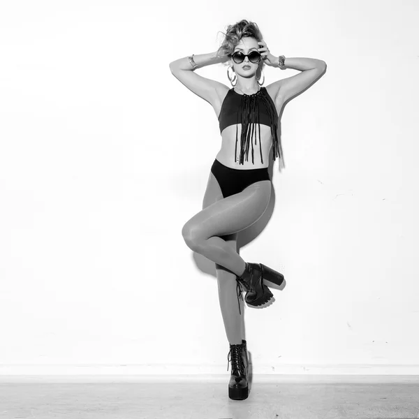 グラマー黒と白のスタジオ撮影で踊っている女の子 — ストック写真