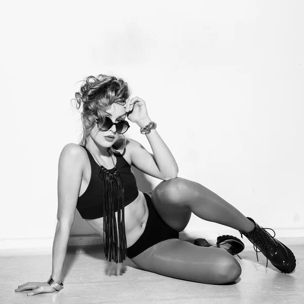 Glamour danse fille dans le studio noir et blanc tourné — Photo