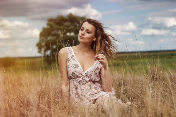 Sensual menina romântica com as flores no campo — Fotografia de Stock