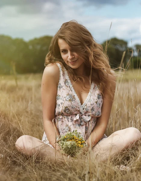 Αισθησιακό ρομαντικό κορίτσι με τα λουλούδια στον τομέα — Φωτογραφία Αρχείου