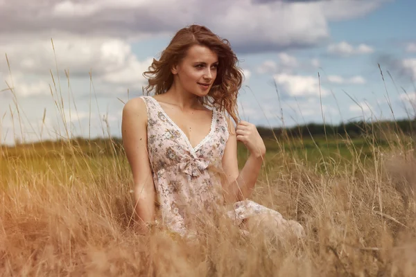 Sensual menina romântica com as flores no campo — Fotografia de Stock