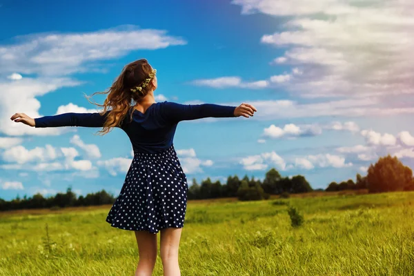 Elegante chica hipster en el vestido azul con las flores en el campo —  Fotos de Stock